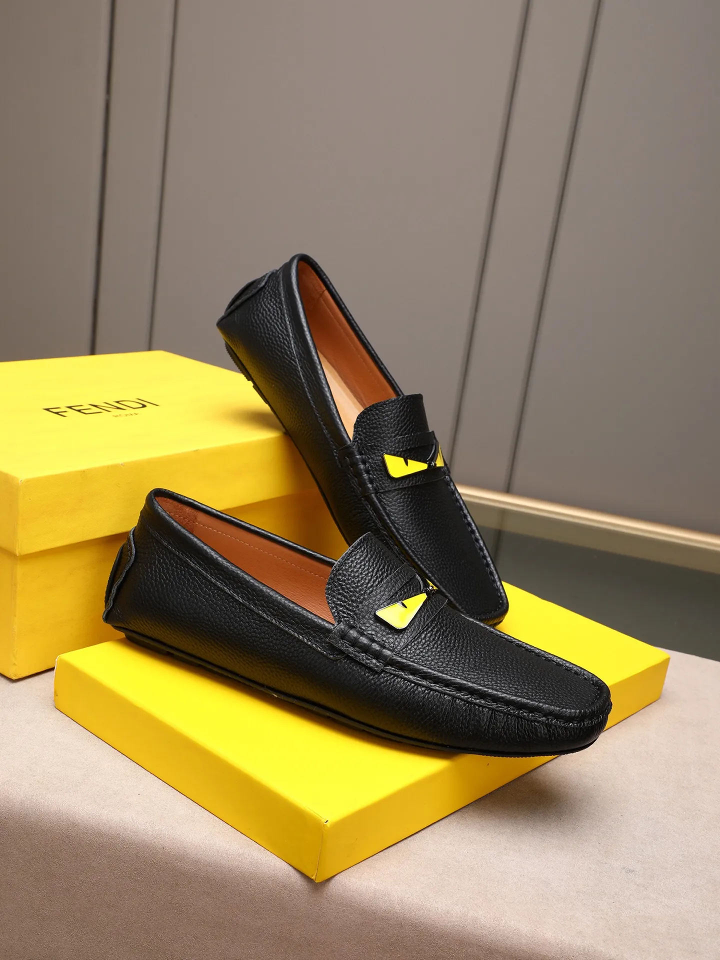 Men's shoes 💰400💰[FENDI] The little monster of Fendi F family, which is popular all over the world, is coming in a big way, the latest color, driving slip-on loafers, avant-garde and versatile fashion men's shoes, bun shoes, bean shoes👌👌👌 Private mold opening, 1:1 reproduction... The upper is made of first-layer cowhide, and the first-layer pigskin lining... is extremely comfortable, fashionable, simple, atmospheric and personalized [color] The side of the shoe is more refined, and the overall effect is handsome [ Turn in a circle][Turn in a circle]💭This hardware monster with eyes is not the popular version on the market🚳🚳Compared with the old model, it is more trendy, eye-catching and more classy🔰This summer, the little monster will subvert the old ideas and share the fashion with you🔱A must-have for fashionistas! Must keep it for yourself! Online outsole, high-end quality workmanship. Color: black, blue, white, red. Matching code: 38-44 (45 46 47 customized) (standard leather shoe size)